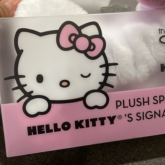 COPY - The Crème Shop x Hello Kitty Plush Spa Headband Signature Bow in Pink - Picture 4 of 9